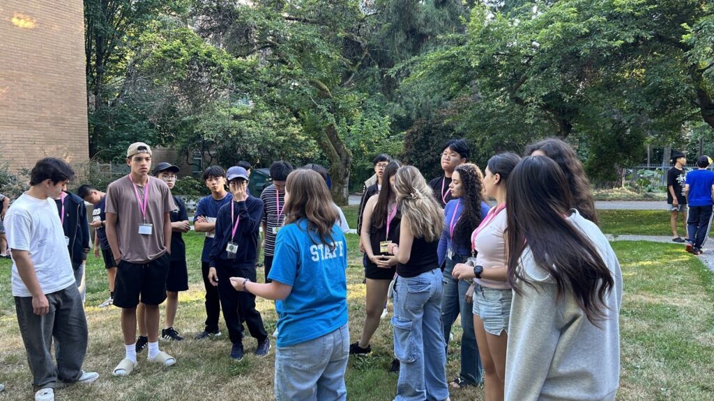 UBC 캠퍼스에서 선생님들과 함께 즐거운 생활을 하고있는 아이들 