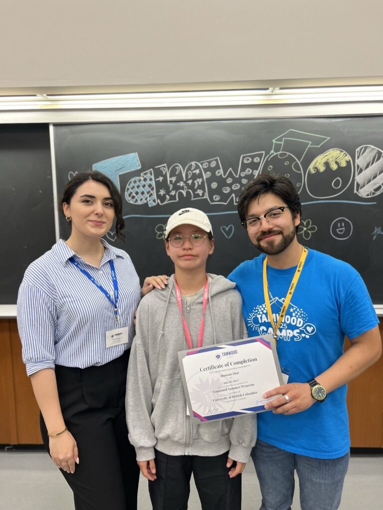 마지막날 수료식 후 선생님들과 함께 기념촬영을 하고있는 아이들 