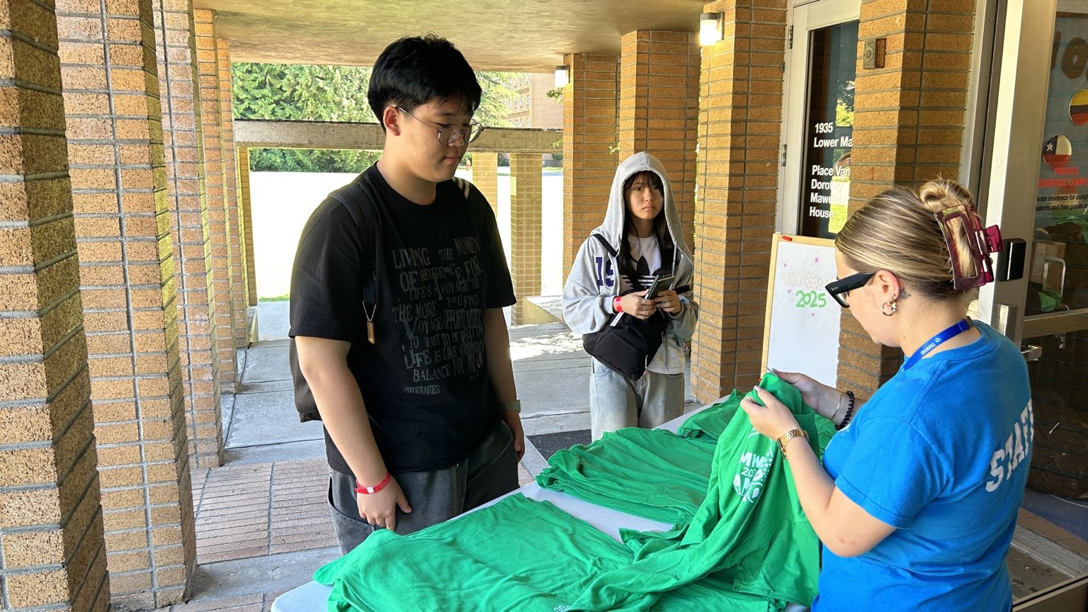 UBC 도착후 티셔츠를 받고있는 민재