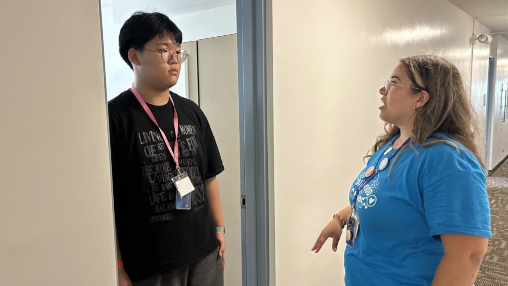 UBC 기숙사 방에서 선생님과 대화중인 민재