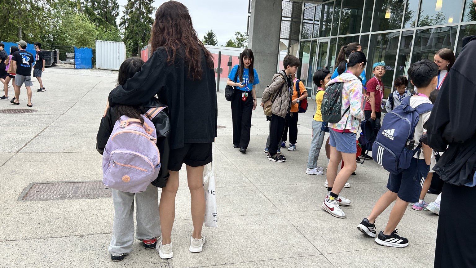 엄마와 함께 탐우드캠프 체크인을 준비중인 연후.