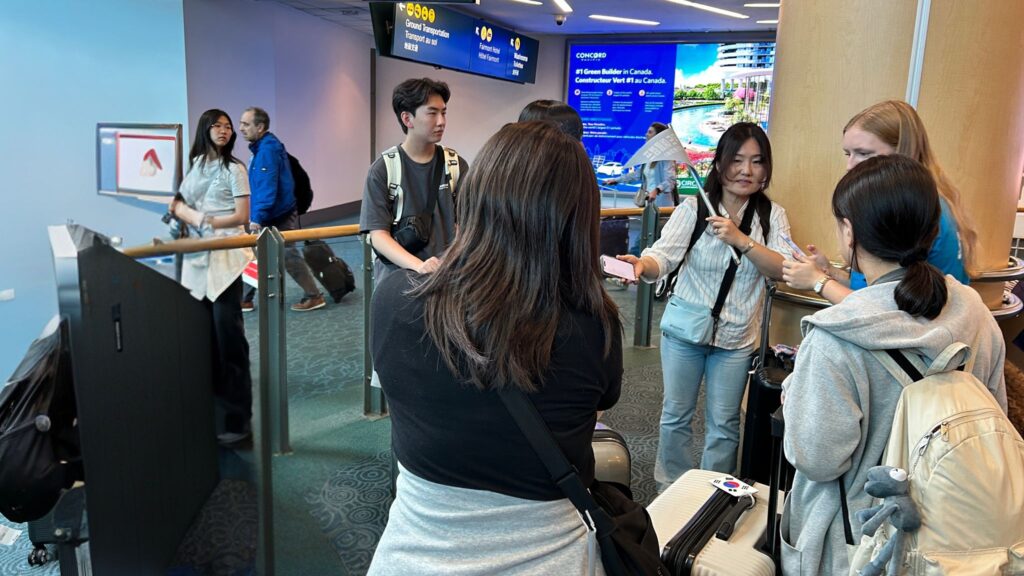 캐나다영어캠프 참가자들이 밴쿠버공항에 도착하여 캠프 선생님들을 만나고 있습니다.