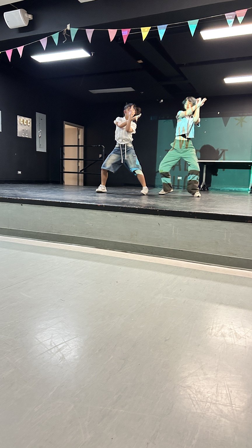 탤런트쇼에서 춤실력을 선보이고 있는 아이들 