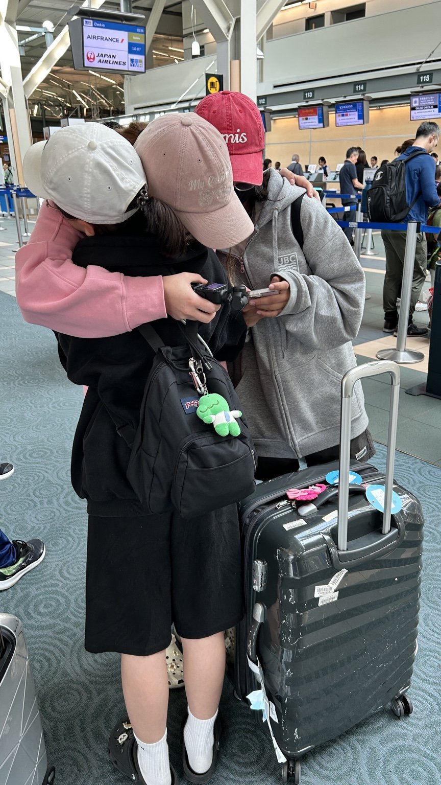 귀국길 공항에서 선생님과 헤어짐에 아쉬워하는 아이들.