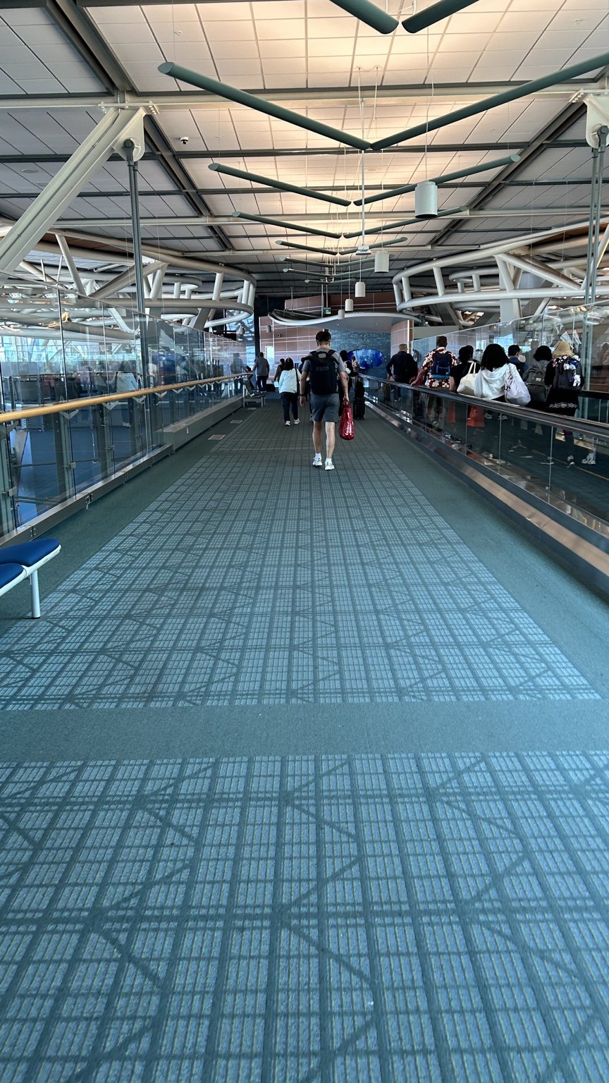 밴쿠버 국제공항 입국심사장으로 가는길 