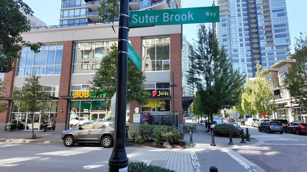 포트무디 의 작은 마을 수더브룩빌리지 (Suter Brook)는 엄마동반 밴쿠버조기유학 가족들에게 인기있는 지역입니다.