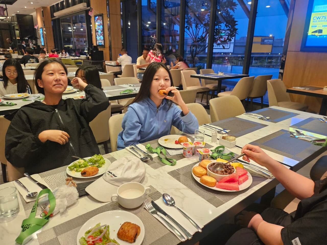 호텔 레스토랑에서 조식을 먹는 학생들