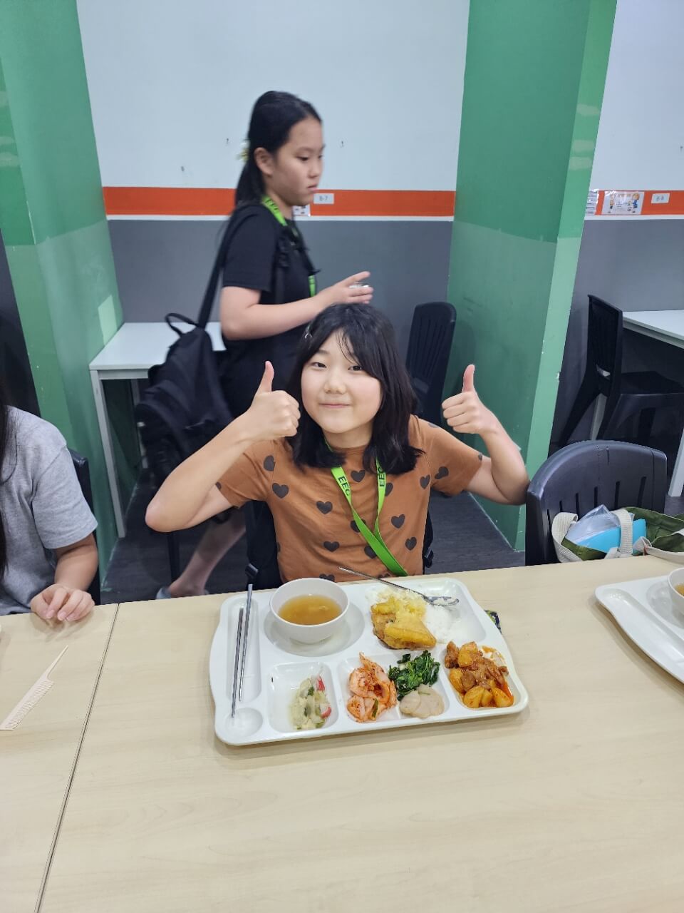 점심 도시락을 받은 학생