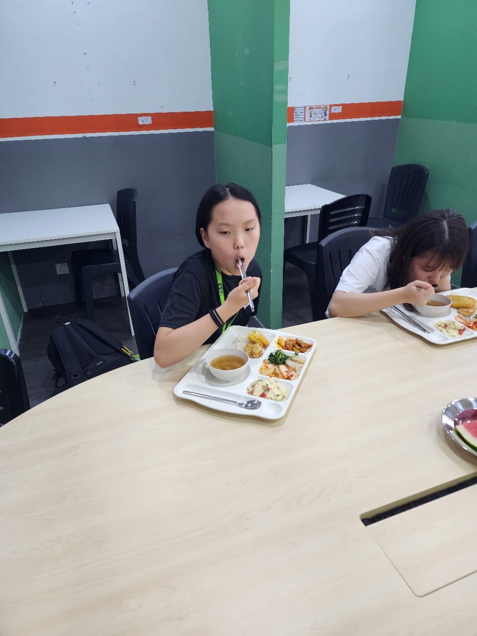 도시락으로 점심을 먹는 학생들