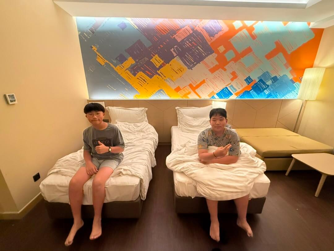 객실 내부와 학생 개인 침대