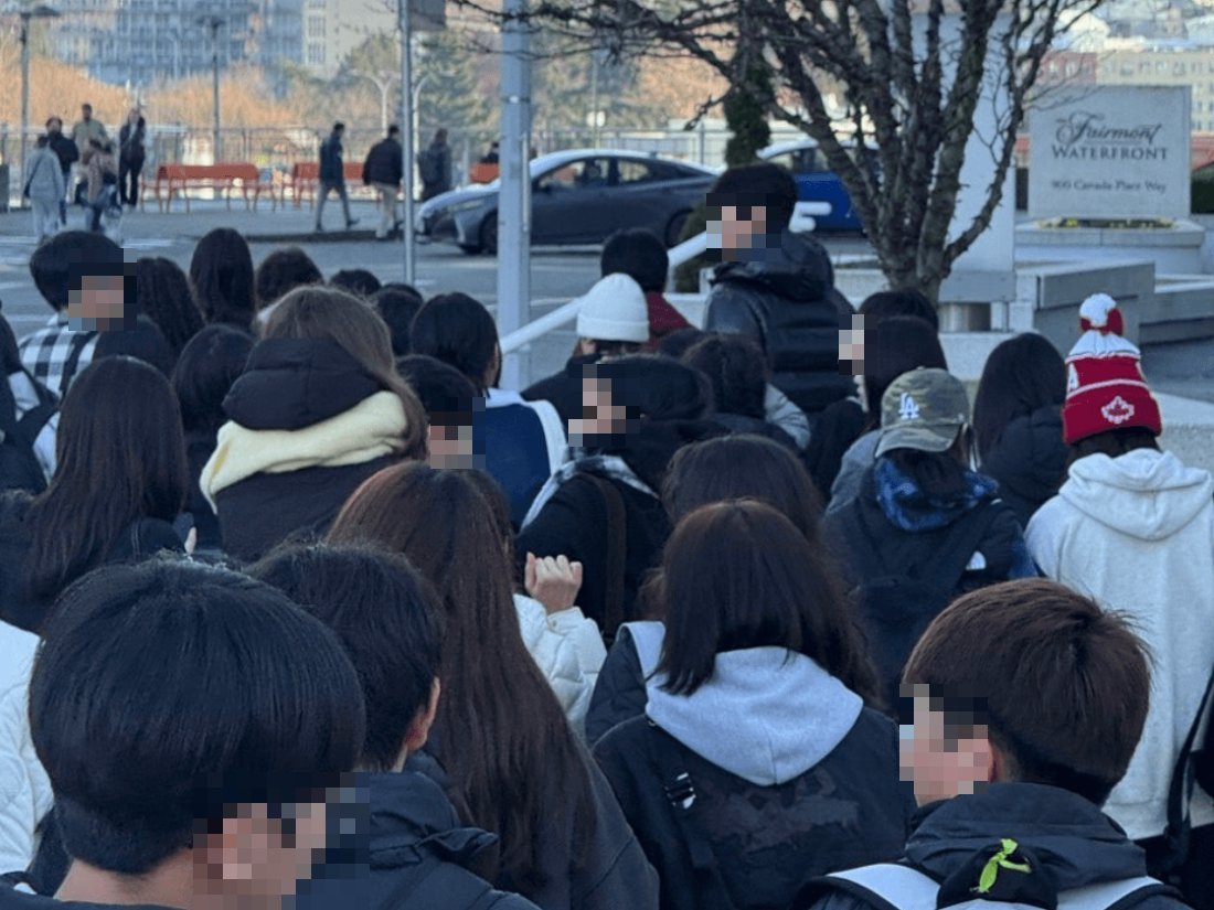 밴쿠버 스쿨링 토요일 다운타운 투어, 캐나다 플레이스 앞을 걷는 참가 학생들